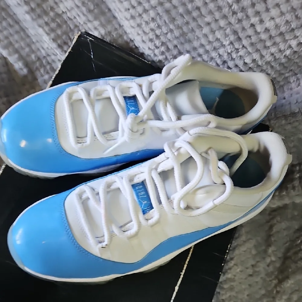 Jordan Sneakers in Blue and White - Picture 4 of 7